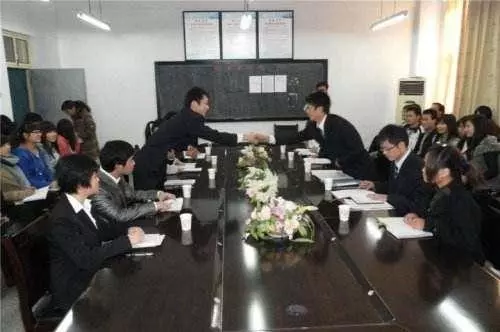 兒子娶了富豪女,卻把母親攆出家門,談判生意遇到母親,傻了