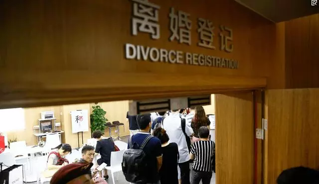 小姑子離婚在我家住3年,她自殺後給我們留一卡,餘額讓全家炸鍋