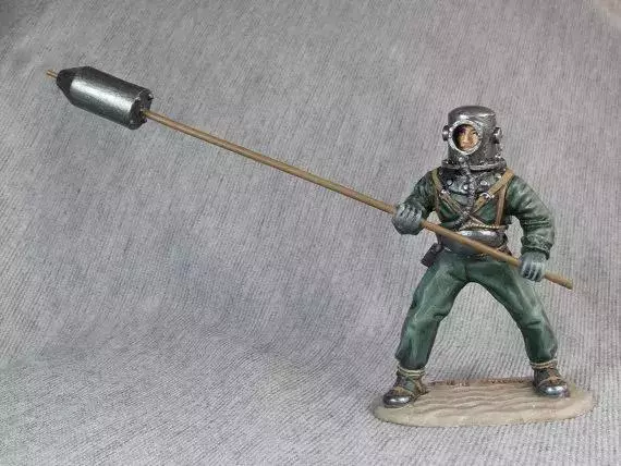 比神風特攻還變態,日軍躲在海底用竹竿綁上水雷捅美國軍艦!
