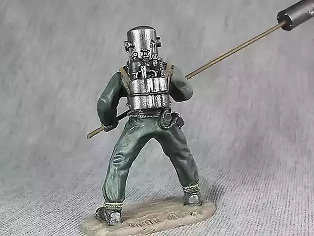 比神風特攻還變態,日軍躲在海底用竹竿綁上水雷捅美國軍艦!