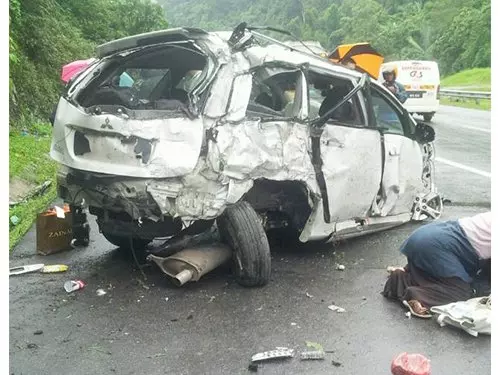 死亡車禍 !安全氣囊保不住性命 華青撞樹當場夾斃