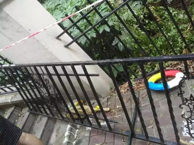 男童小區內騎車墜亡,物業大門玻璃碎裂,人去樓空