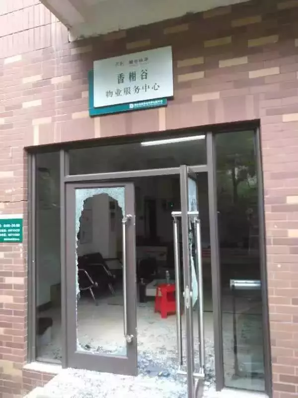 男童小區內騎車墜亡,物業大門玻璃碎裂,人去樓空