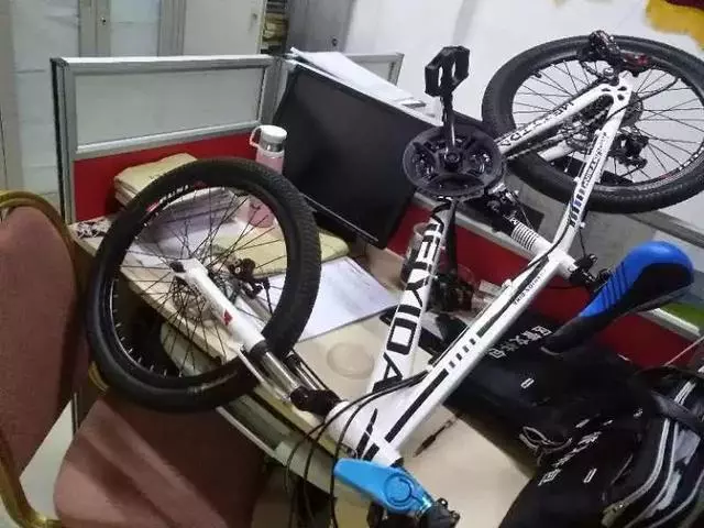 男童小區內騎車墜亡,物業大門玻璃碎裂,人去樓空