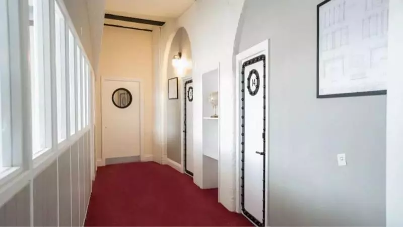 他花100萬買下廢棄堡壘,改造成酒店後,一個房間一天要賣1萬塊
