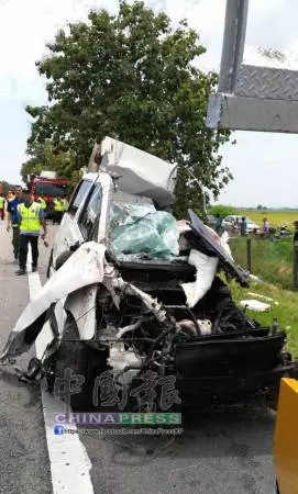 [死亡車禍] 豪華休旅車失控撞樹，釀2死1傷。RIP。。。