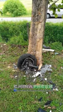 [死亡車禍] 豪華休旅車失控撞樹，釀2死1傷。RIP。。。