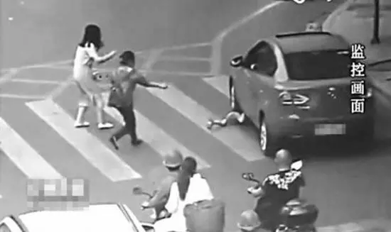 4歲男童路上淒慘被車輾過!媽媽當場跌坐在地崩潰痛哭!沒想到孩子救起來後!讓媽媽當場驚呆了!