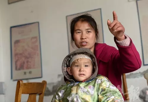 4歲男童路上淒慘被車輾過!媽媽當場跌坐在地崩潰痛哭!沒想到孩子救起來後!讓媽媽當場驚呆了!