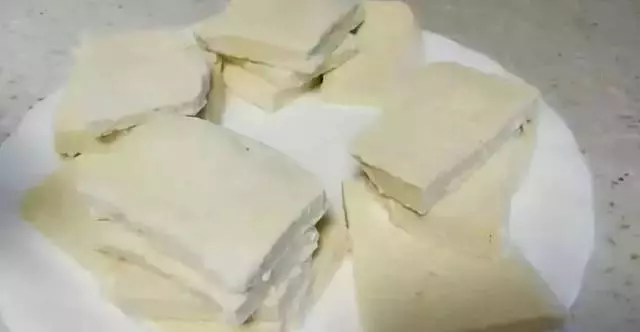 1塊豆腐,3個雞蛋,幾分鐘就上桌,香嫩可口,比大魚大肉好吃多了