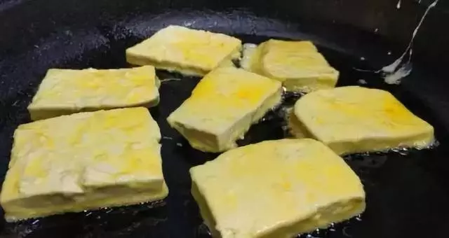 1塊豆腐,3個雞蛋,幾分鐘就上桌,香嫩可口,比大魚大肉好吃多了
