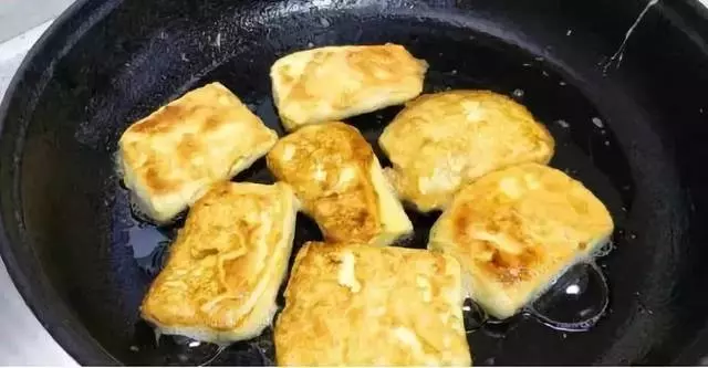 1塊豆腐,3個雞蛋,幾分鐘就上桌,香嫩可口,比大魚大肉好吃多了
