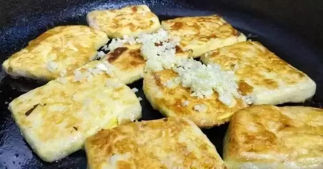 1塊豆腐,3個雞蛋,幾分鐘就上桌,香嫩可口,比大魚大肉好吃多了