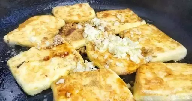 1塊豆腐,3個雞蛋,幾分鐘就上桌,香嫩可口,比大魚大肉好吃多了