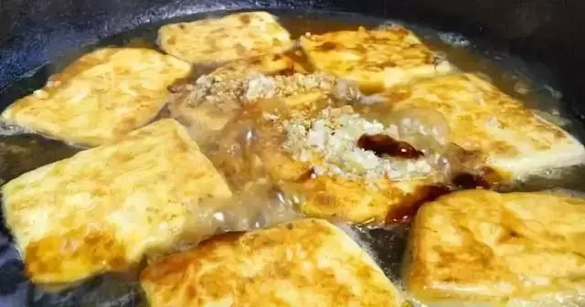 1塊豆腐,3個雞蛋,幾分鐘就上桌,香嫩可口,比大魚大肉好吃多了