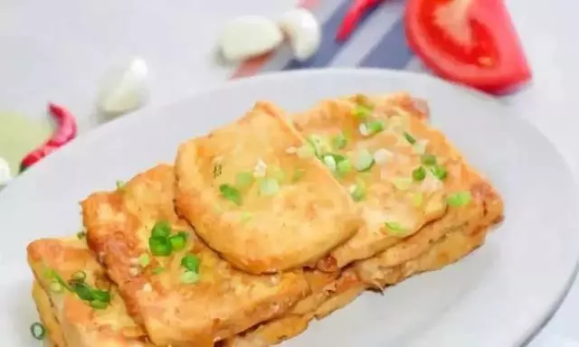 1塊豆腐,3個雞蛋,幾分鐘就上桌,香嫩可口,比大魚大肉好吃多了
