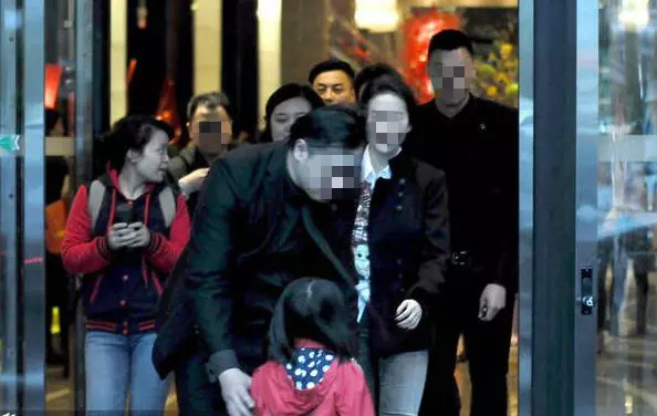 4歲女兒告訴爸爸:「妹妹站著睡著了」,他趕回家才發現2歲小女兒在窗邊