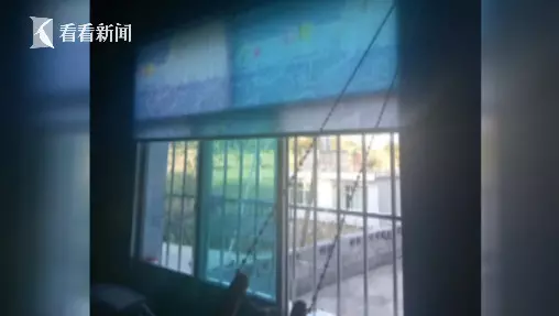 4歲女兒告訴爸爸:「妹妹站著睡著了」,他趕回家才發現2歲小女兒在窗邊