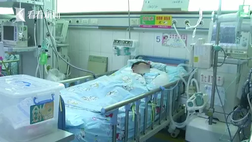 4歲女兒告訴爸爸:「妹妹站著睡著了」,他趕回家才發現2歲小女兒在窗邊