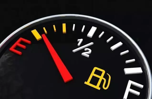 車子快沒油了怎麼辦?老司機教你4招,讓你撐到加油站趕緊看看以防萬一