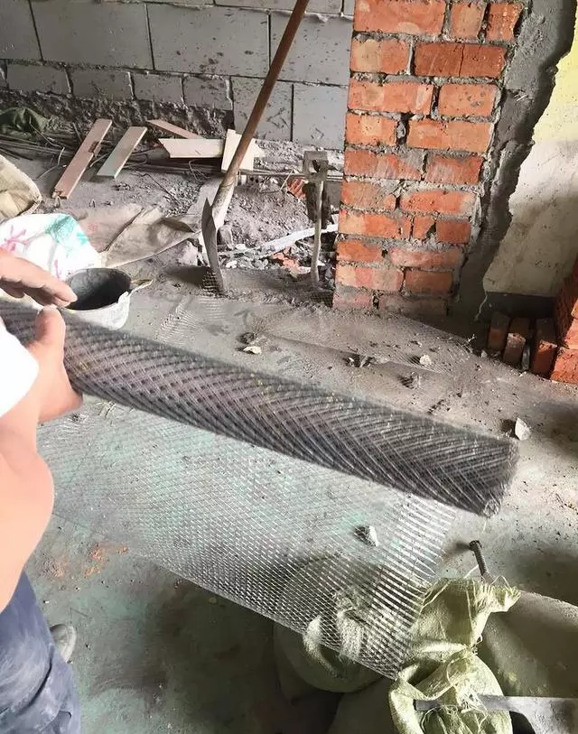 裝修時牆面為什麼要鋪鐵絲網?裝修師傅一語道破玄機,漲姿勢!