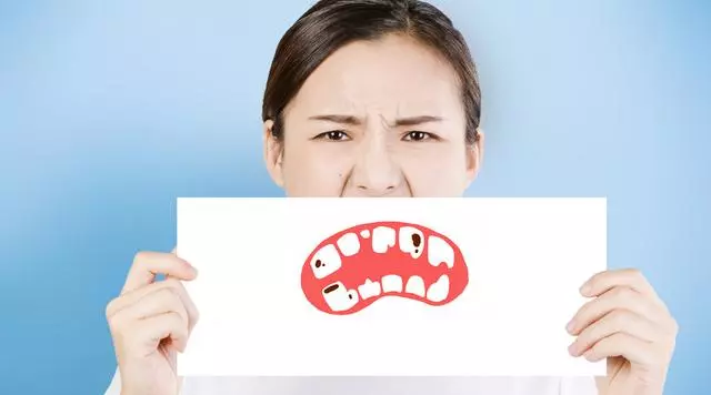 經常塞牙並非小事,背後可能「暗藏」6大問題!勸你早重視
