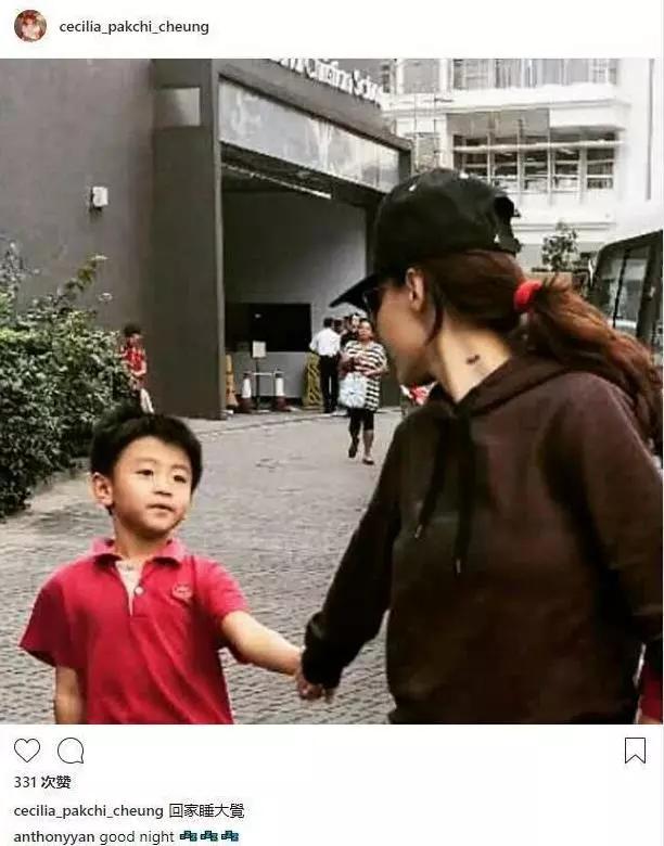 兒子開學張柏芝淩晨4點準備早餐,餐桌上物品暴露生活現狀,直戳謝霆鋒痛處!