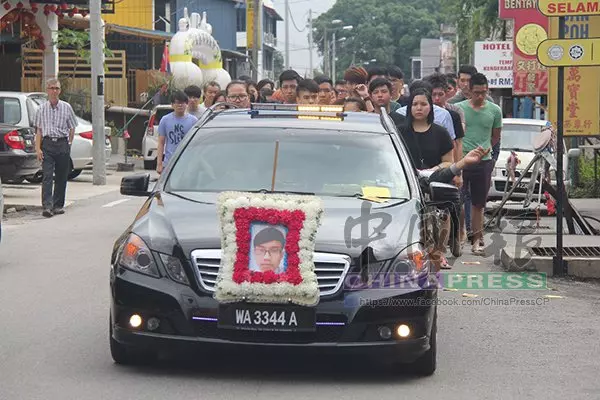 兒啊,一路走好….. 「阿耀」母親緊抱棺木 哭別愛兒 Rip....