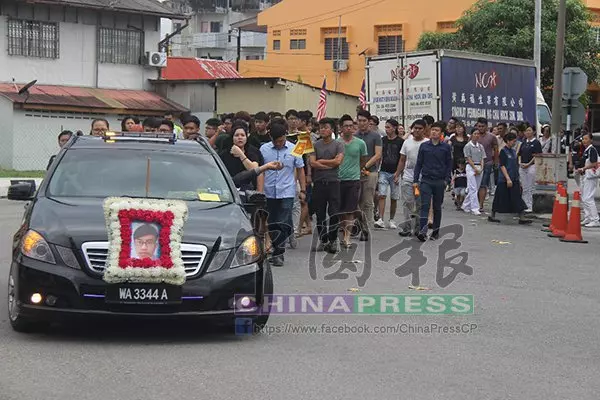 兒啊,一路走好….. 「阿耀」母親緊抱棺木 哭別愛兒 Rip....