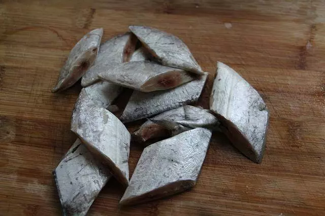 孩子最愛的帶魚吃法,外焦里嫩香氣撲鼻,三伏天做起來也很容易