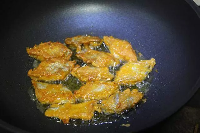 孩子最愛的帶魚吃法,外焦里嫩香氣撲鼻,三伏天做起來也很容易