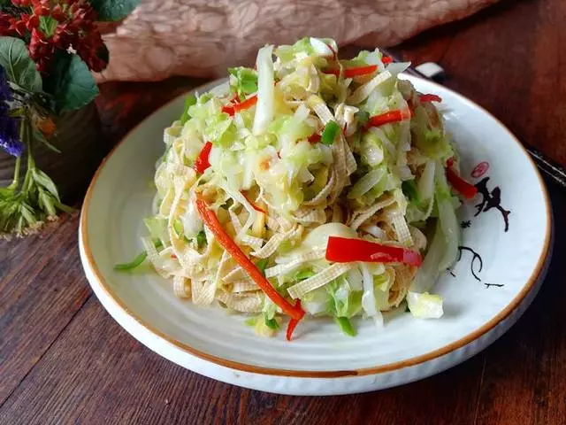 換種方法做包菜,脆嫩可口,不用放肉也香,清淡又下飯!