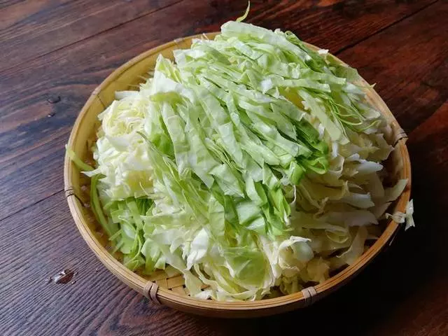 換種方法做包菜,脆嫩可口,不用放肉也香,清淡又下飯!