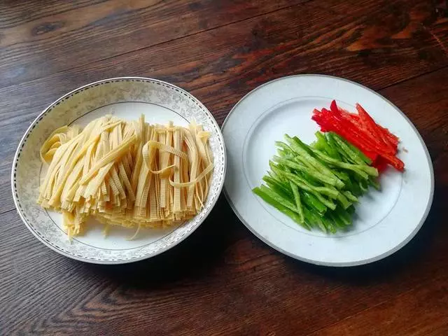換種方法做包菜,脆嫩可口,不用放肉也香,清淡又下飯!