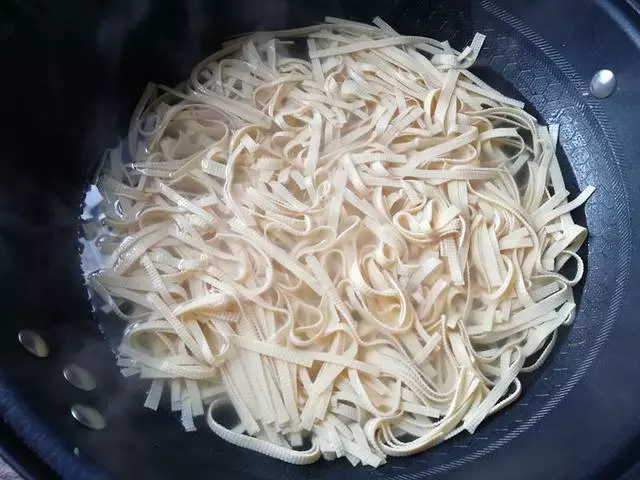 換種方法做包菜,脆嫩可口,不用放肉也香,清淡又下飯!