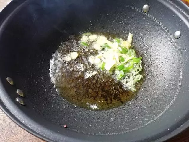 換種方法做包菜,脆嫩可口,不用放肉也香,清淡又下飯!