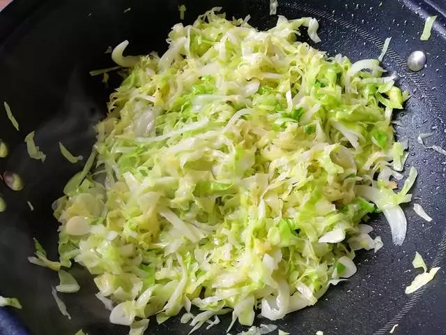 換種方法做包菜,脆嫩可口,不用放肉也香,清淡又下飯!