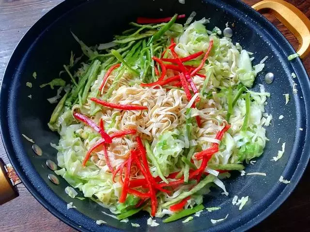換種方法做包菜,脆嫩可口,不用放肉也香,清淡又下飯!