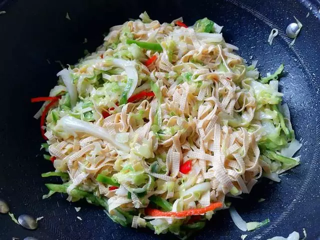 換種方法做包菜,脆嫩可口,不用放肉也香,清淡又下飯!