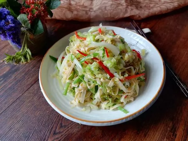 換種方法做包菜,脆嫩可口,不用放肉也香,清淡又下飯!