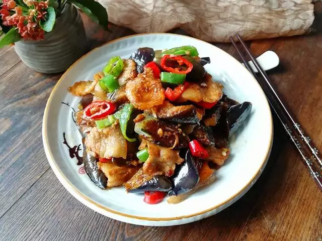 茄子這樣做才好吃,和它一起燒,味道香又下飯!