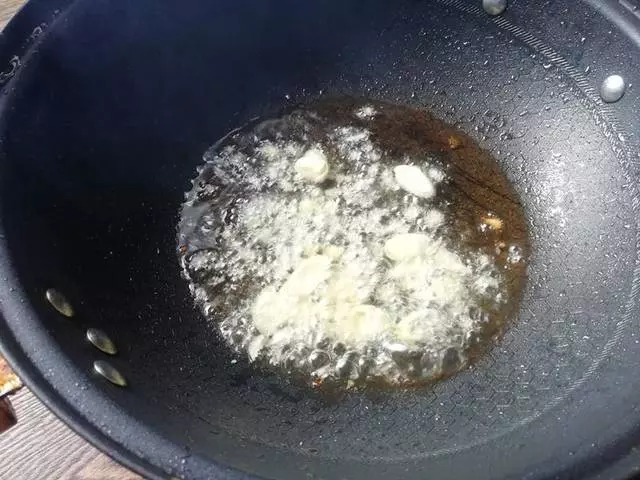 茄子這樣做才好吃,和它一起燒,味道香又下飯!