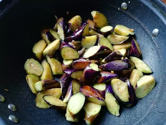 茄子這樣做才好吃,和它一起燒,味道香又下飯!