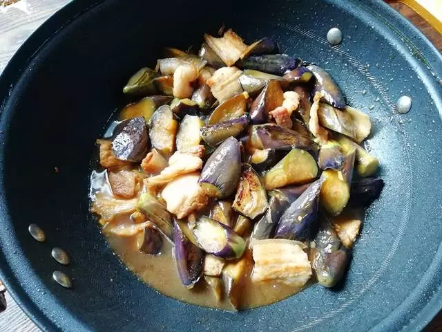 茄子這樣做才好吃,和它一起燒,味道香又下飯!