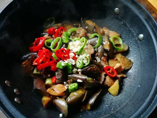 茄子這樣做才好吃,和它一起燒,味道香又下飯!