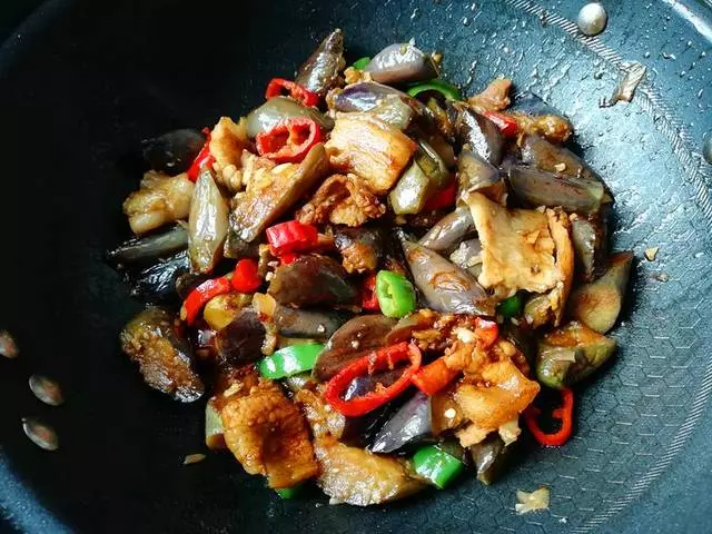 茄子這樣做才好吃,和它一起燒,味道香又下飯!