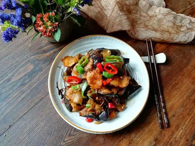 茄子這樣做才好吃,和它一起燒,味道香又下飯!