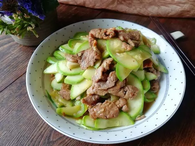 這個家常菜在我家非常受歡迎,皮薄汁多,肉質滑嫩,還能補鈣