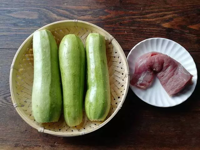 這個家常菜在我家非常受歡迎,皮薄汁多,肉質滑嫩,還能補鈣