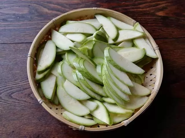 這個家常菜在我家非常受歡迎,皮薄汁多,肉質滑嫩,還能補鈣